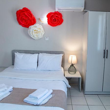 Homelike Guest House Кирения Экстерьер фото
